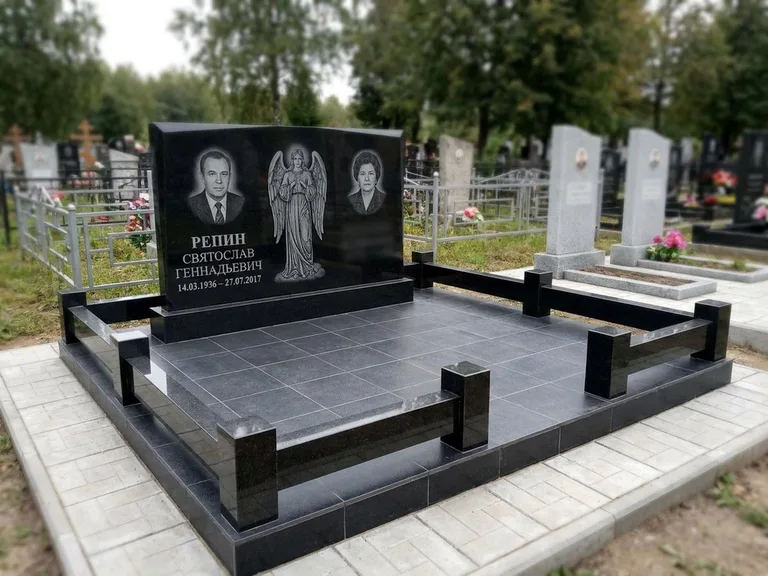 Памятник с гравировкой ангела — гравировка ангела с крестом рядом с эпитафией, работа «Касаткин» в Хабаровске