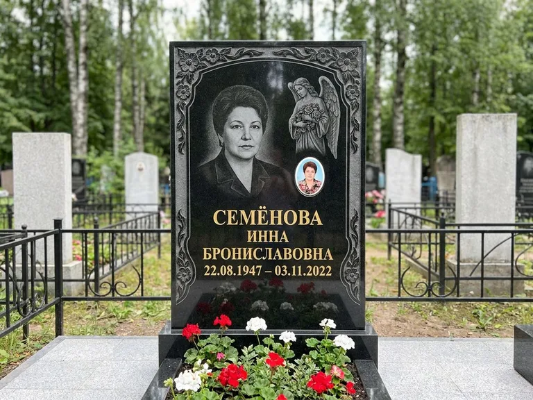 Памятник с гравировкой ангела — гравировка ангела с голубем по диагонали стелы, работа «Лобанова» в Хабаровске