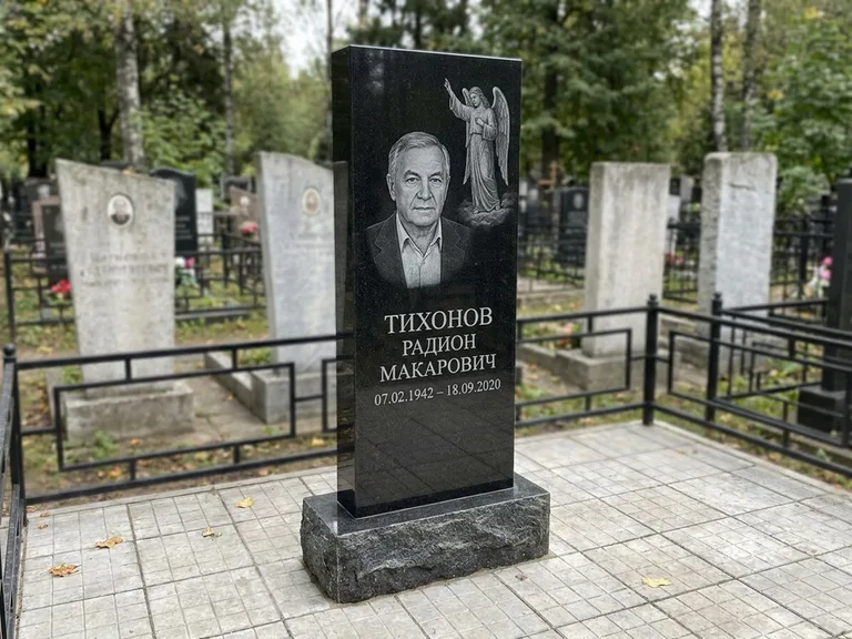 Памятник с гравировкой ангела — гравировка двух ангелов по сторонам портрета, работа «Свиридов» в Хабаровске