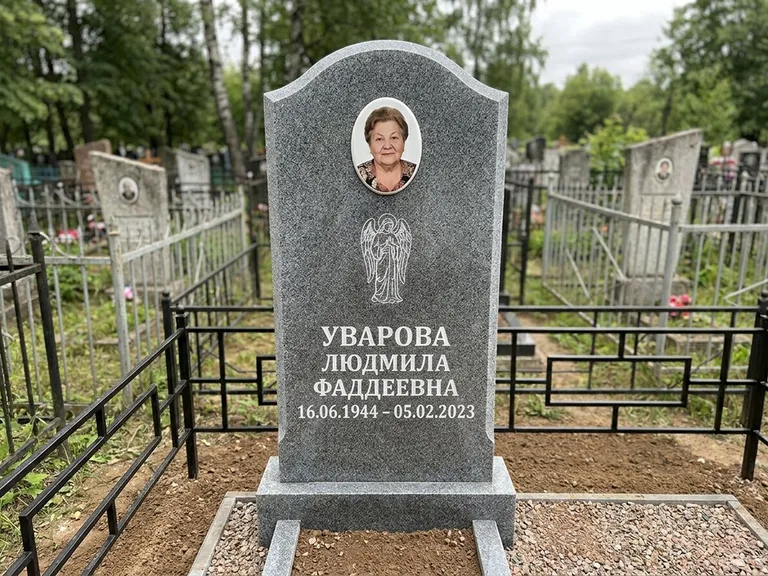 Памятник с гравировкой ангела — гравировка ангела в облаках с лучами над портретом, работа «Игнатова» в Хабаровске