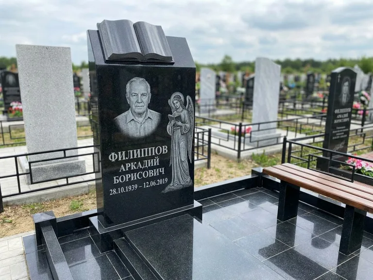 Памятник с гравировкой ангела — белая гравировка скорбящего ангела над портретом, работа «Доронин» в Хабаровске