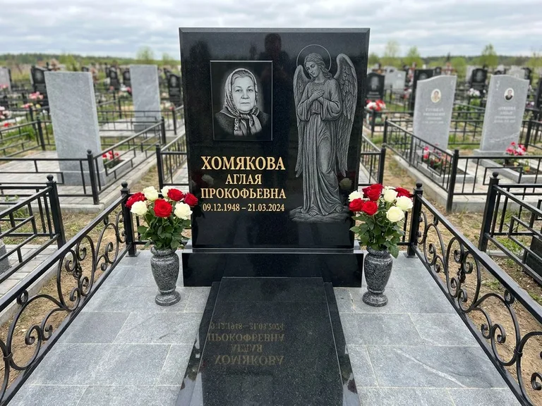 Памятник с гравировкой ангела — гравировка ангела-хранителя сбоку от портрета, работа «Яковлева» в Хабаровске