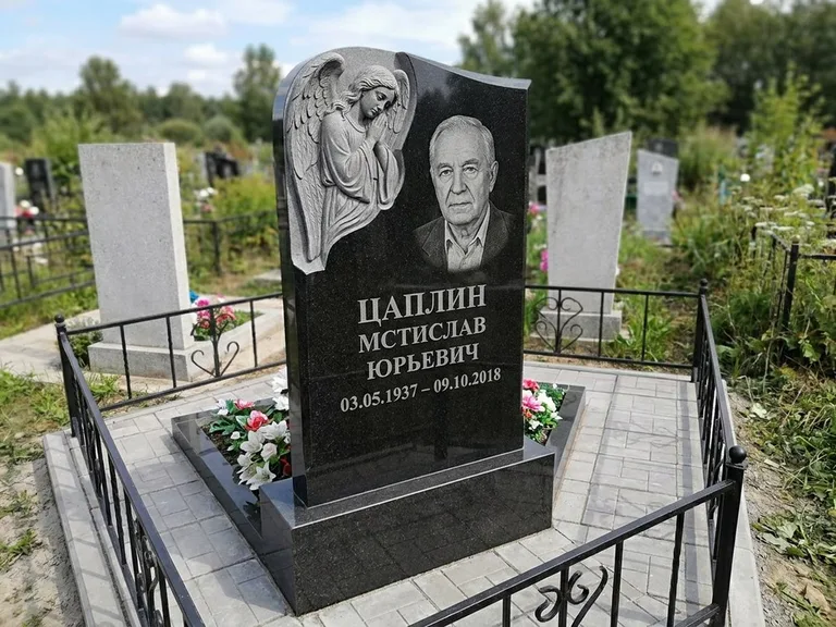 Памятник с гравировкой ангела — гравировка молящегося ангела в верхней части стелы, работа «Пономарёв» в Хабаровске