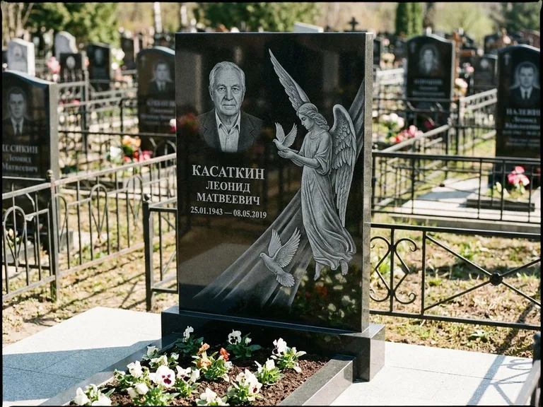 Памятник с гравировкой ангела — гравировка ангела с голубем по диагонали стелы, работа «Касаткин» в Хабаровске