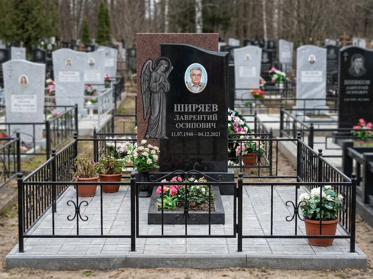 Памятник с гравировкой ангела — гравировка ангела с голубем по диагонали стелы, работа «Селиванов» в Хабаровске