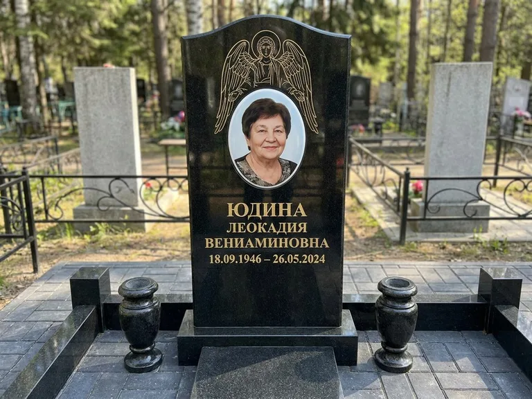 Памятник с гравировкой ангела — гравировка двух ангелов по сторонам портрета, работа «Гордеева» в Хабаровске