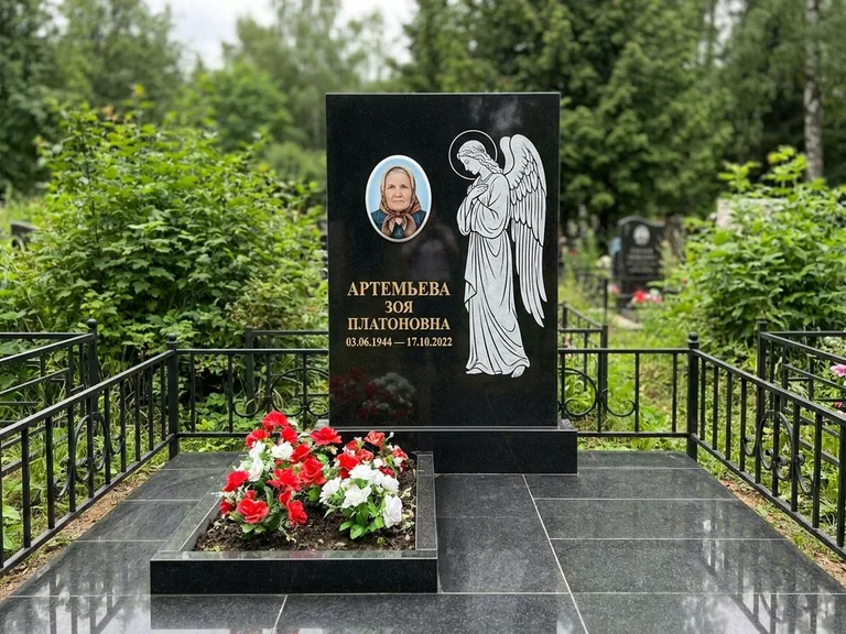 Памятник с гравировкой ангела — гравировка ангела в облаках с лучами над портретом, работа «Фаддеев» в Хабаровске