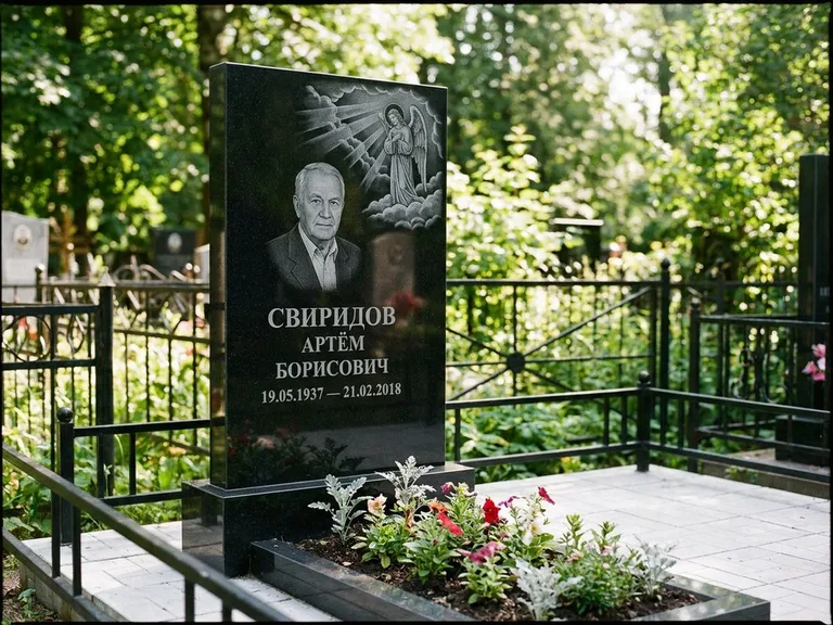 Памятник с гравировкой ангела — гравировка ангела в облаках с лучами над портретом, работа «Свиридов» в Хабаровске