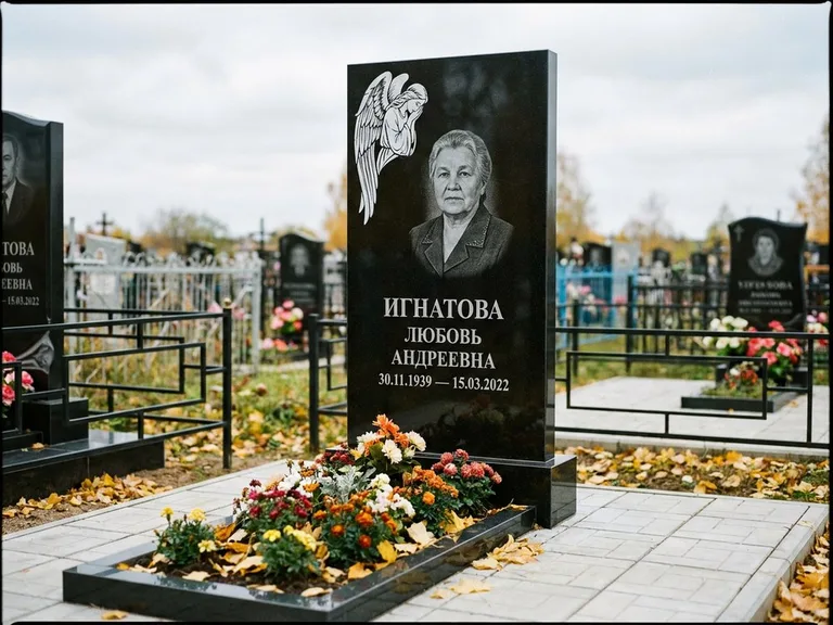 Памятник с гравировкой ангела — белая гравировка скорбящего ангела над портретом, работа «Игнатова» в Хабаровске