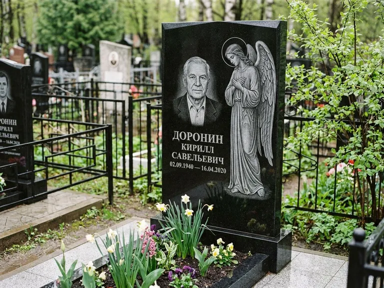 Памятник с гравировкой ангела — гравировка ангела-хранителя сбоку от портрета, работа «Доронин» в Хабаровске