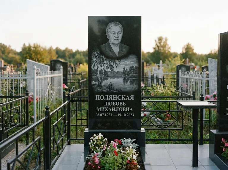 Памятник с гравировкой берёзы — гравировка берёзы у зеркального озера, работа «Полянская» в Хабаровске