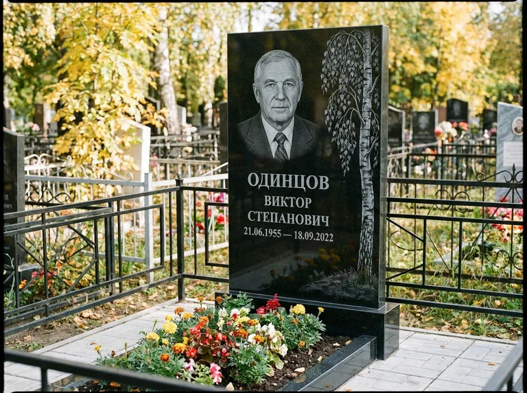 Памятник с гравировкой берёзы — гравировка плакучей берёзы с тонкими ветвями, работа «Одинцов» в Хабаровске