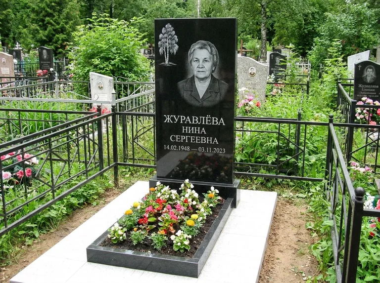 Памятник с гравировкой берёзы — гравировка одинокой берёзы над именем, работа «Журавлёва» в Хабаровске