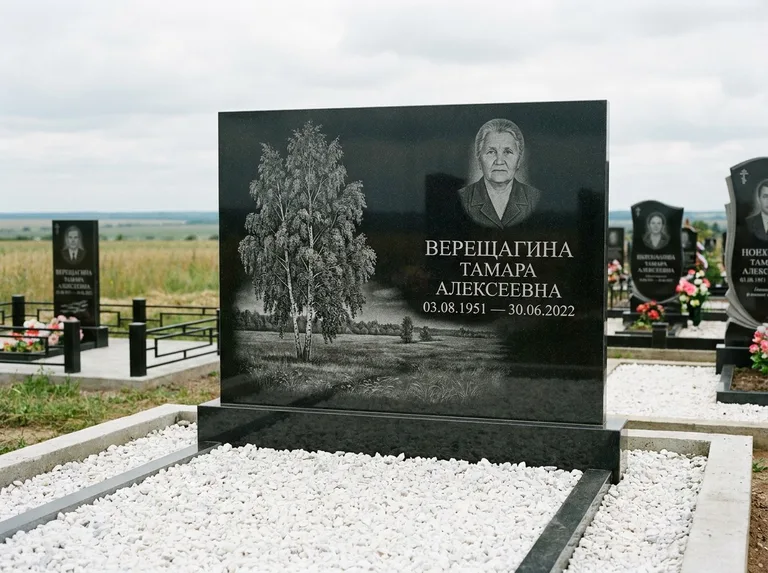 Памятник с гравировкой берёзы: широкая горизонтальная стела — берёза у поля, простор до горизонта, белая мраморная крошка с бордюром, работа «Верещагина» в Хабаровске