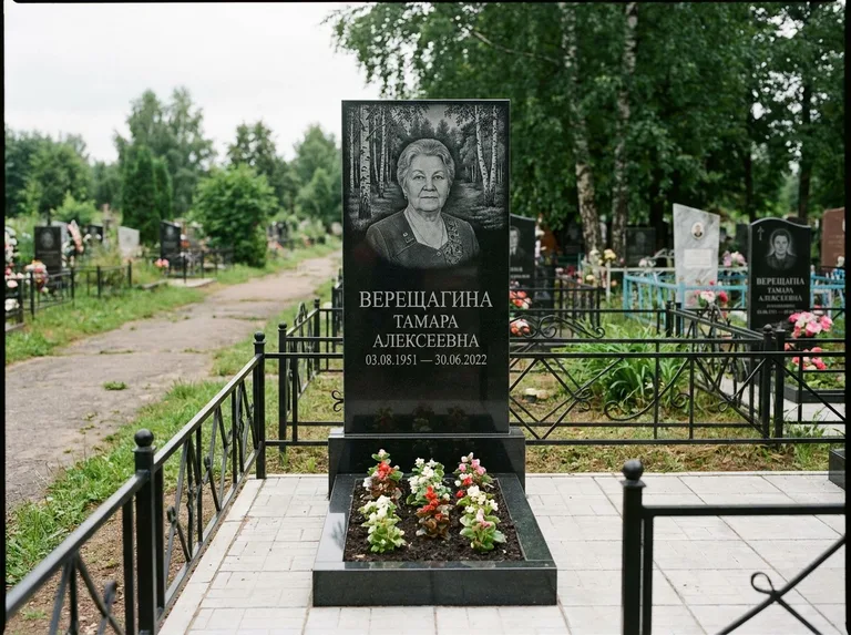 Памятник с гравировкой берёзы — гравировка берёзовой рощи в глубину, работа «Верещагина» в Хабаровске