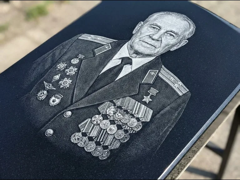 Гравировка фото на памятнике — военный / ветеран в Хабаровске