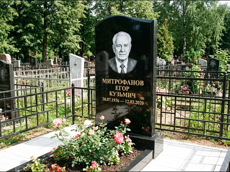 Гравировка портрета на чёрном граните — выполненная работа 29 в Хабаровске