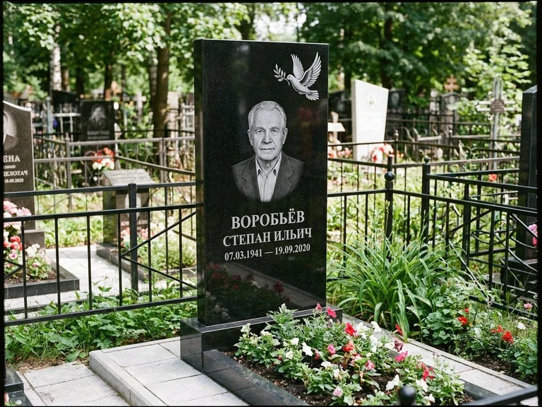 Гравировка голубей на памятник в Хабаровске — памятник из чёрного гранита с гравировкой