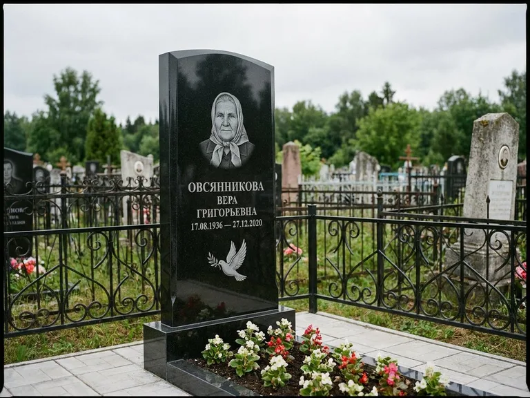 Памятник с гравировкой голубей — гравировка голубя с оливковой ветвью рядом с эпитафией, работа «Овсянникова» в Хабаровске