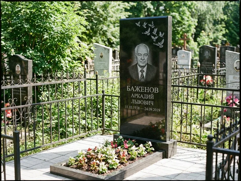 Памятник с гравировкой голубей — гравировка стаи голубей, взлетающей от угла стелы, работа «Баженов» в Хабаровске