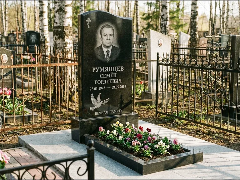 Памятник с гравировкой голубей — гравировка голубя с оливковой ветвью рядом с эпитафией, работа «Румянцев» в Хабаровске