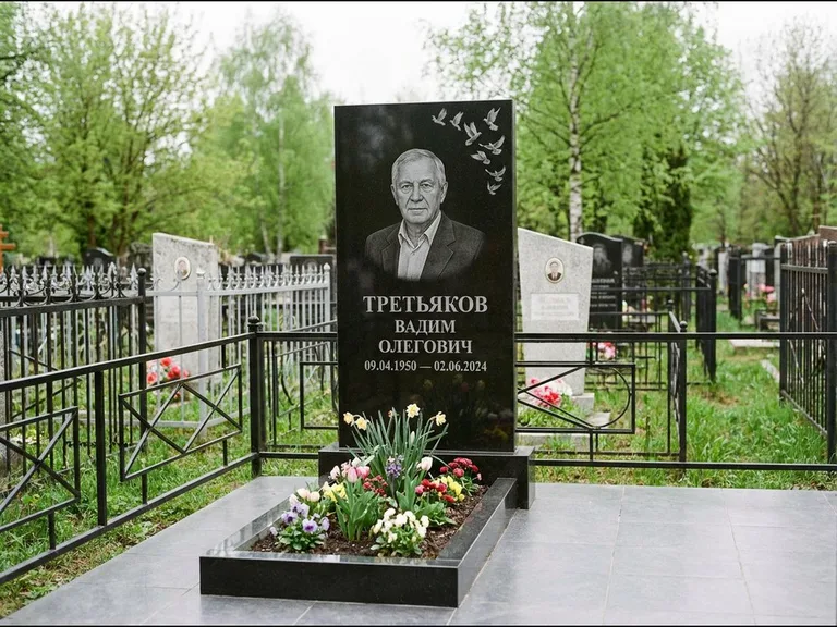 Памятник с гравировкой голубей — гравировка стаи голубей, взлетающей от угла стелы, работа «Третьяков» в Хабаровске