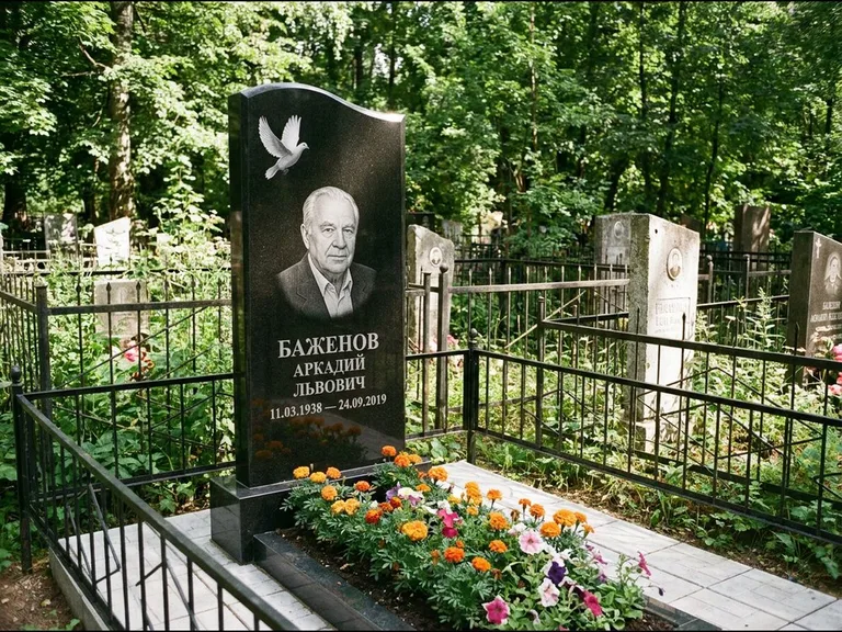 Памятник с гравировкой голубей — белая гравировка взлетающего голубя над портретом, работа «Баженов» в Хабаровске
