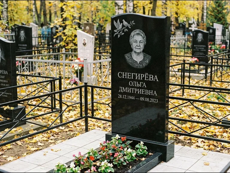 Памятник с гравировкой голубей — гравировка пары голубей на ветке в верхнем углу стелы, работа «Снегирёва» в Хабаровске