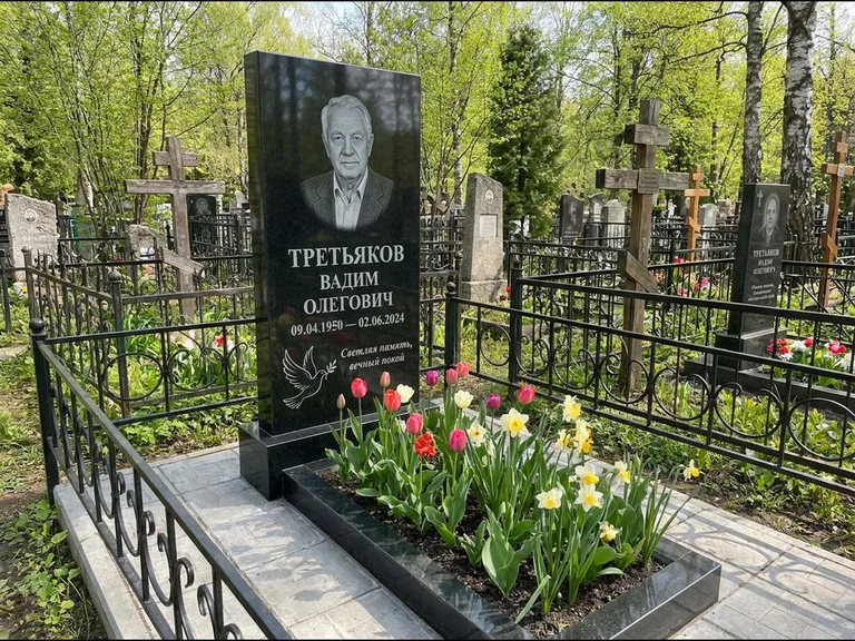Памятник с гравировкой голубей — гравировка голубя с оливковой ветвью рядом с эпитафией, работа «Третьяков» в Хабаровске