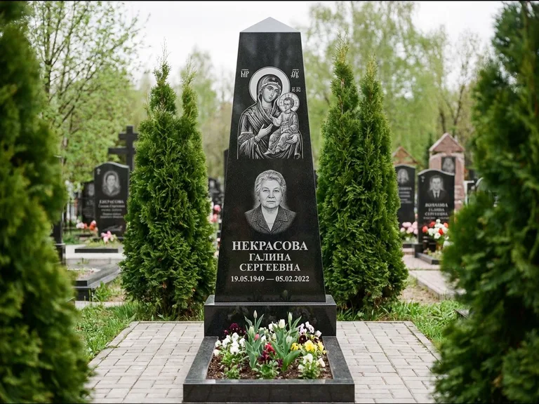 Памятник с гравировкой иконы — образ Николая Чудотворца, работа «Третьяков» в Хабаровске