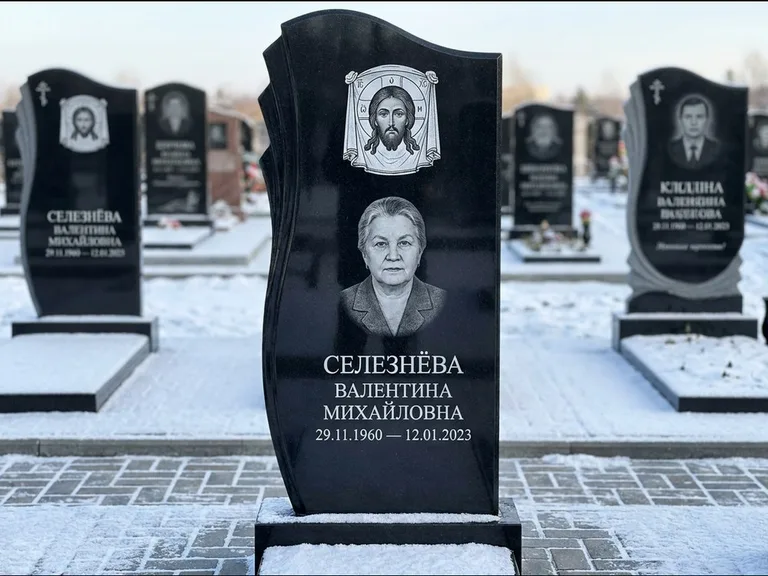 Памятник с гравировкой иконы — Казанская икона Божией Матери на стеле, работа «Одинцов» в Хабаровске