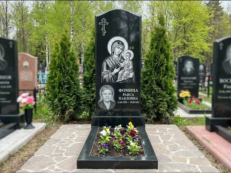 Памятник с гравировкой иконы — икона в резном киоте, работа «Гущин» в Хабаровске