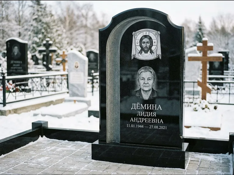 Памятник с гравировкой иконы: гранёный восьмиугольный обелиск с крестом — гравировка Николая Чудотворца, семейный участок с гранитной скамьёй, работа «Зотов» в Хабаровске