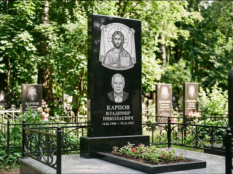 Памятник с гравировкой иконы: широкая двойная семейная стела — золочёный нимб на образе, цветник с красными розами, работа «Воронцова» в Хабаровске