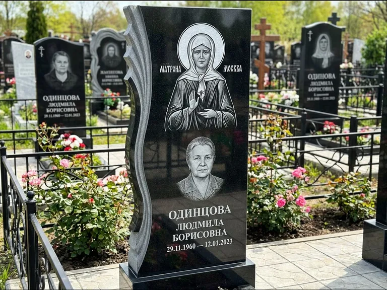 Памятник с гравировкой иконы: ступенчатая двухуровневая стела — Архангел Михаил на стеле, каменная дорожка из плитняка, работа «Одинцов» в Хабаровске