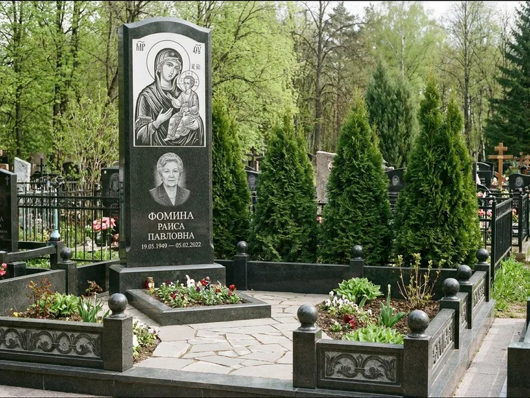 Памятник с гравировкой иконы: высокий гранёный обелиск с крестом-навершием — гравировка образа Матроны Московской, открытый участок без ограды, работа «Третьяков» в Хабаровске