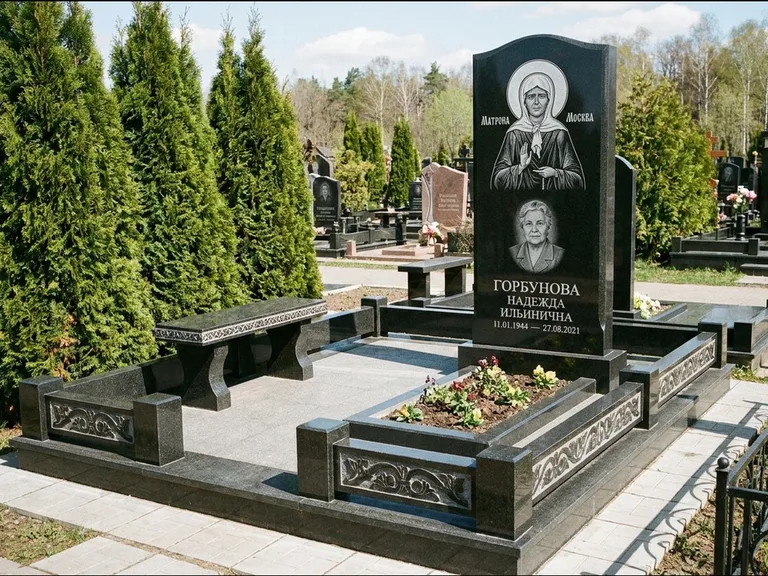 Памятник с гравировкой иконы: стела в форме раскрытой книги с образом — гравировка образа Спасителя, цоколь тёмной плиткой, работа «Зотов» в Хабаровске