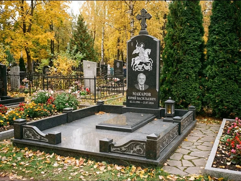 Памятник с гравировкой иконы: ступенчатая трёхуровневая стела — золочёный нимб на образе, дорожка из природного плитняка, работа «Лебедева» в Хабаровске