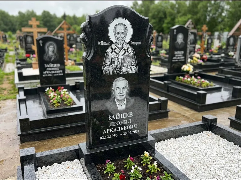 Памятник с гравировкой иконы — образ Николая Чудотворца, работа «Лебедева» в Хабаровске