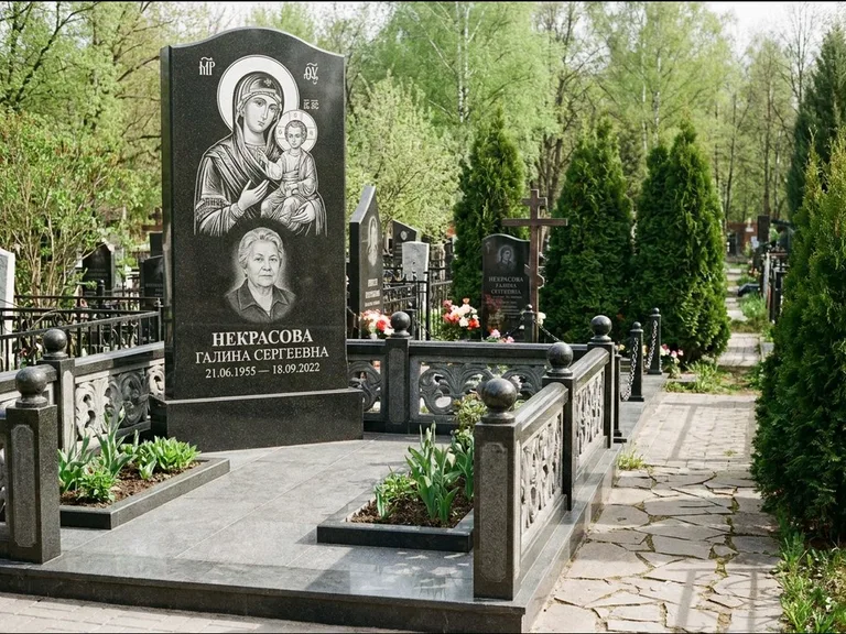 Памятник с гравировкой иконы: полукруглая стела с купольным навершием — Архангел Михаил на стеле, заснеженный зимний участок, работа «Гущин» в Хабаровске