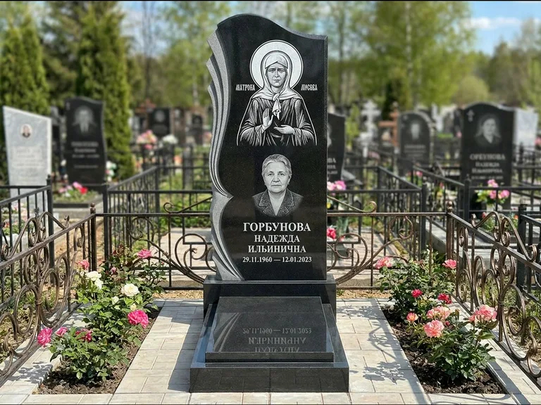 Памятник с гравировкой иконы — икона в резном киоте, работа «Одинцов» в Хабаровске