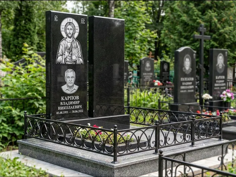 Памятник с гравировкой иконы — Казанская икона Божией Матери на стеле, работа «Богданова» в Хабаровске