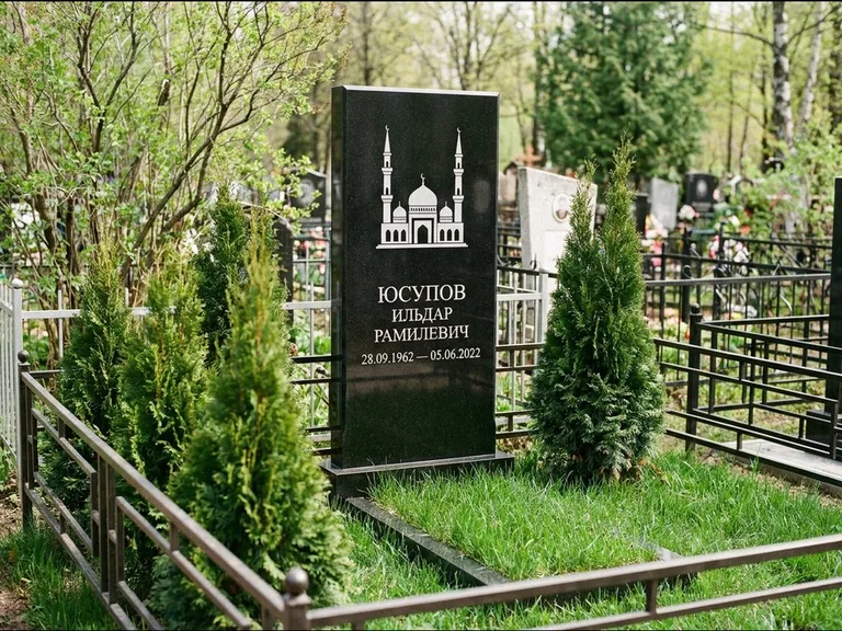 Мусульманский памятник с гравировкой мечети — силуэт мечети с двумя минаретами над именем, работа «Юсупов» в Хабаровске