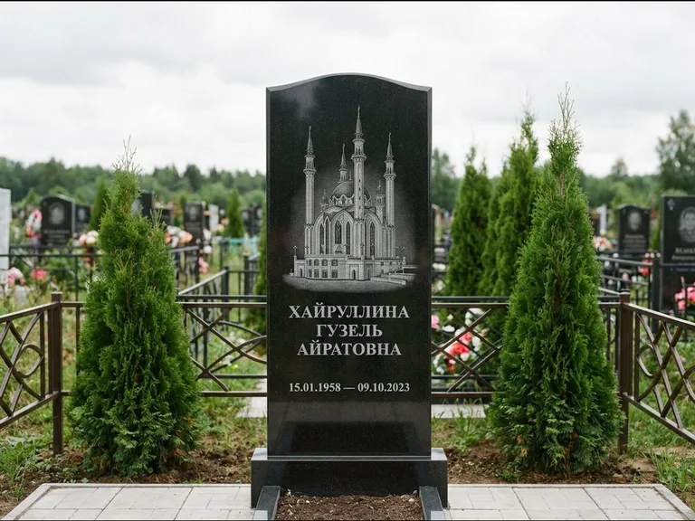 Мусульманский памятник с гравировкой мечети — мечеть Кул-Шариф на обороте стелы, работа «Хайруллина» в Хабаровске