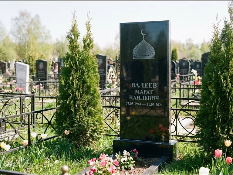 Мусульманский памятник с гравировкой мечети — купол с полумесяцем в верхней части, работа «Валеев» в Хабаровске