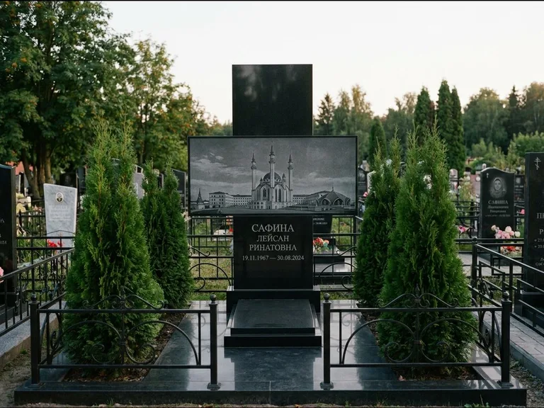 Мусульманский памятник с гравировкой мечети — панорама мечети во всю ширину стелы, работа «Сафина» в Хабаровске