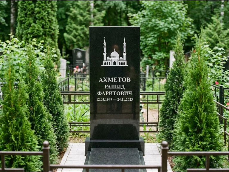 Мусульманский памятник с гравировкой мечети — силуэт мечети с двумя минаретами над именем, работа «Ахметов» в Хабаровске