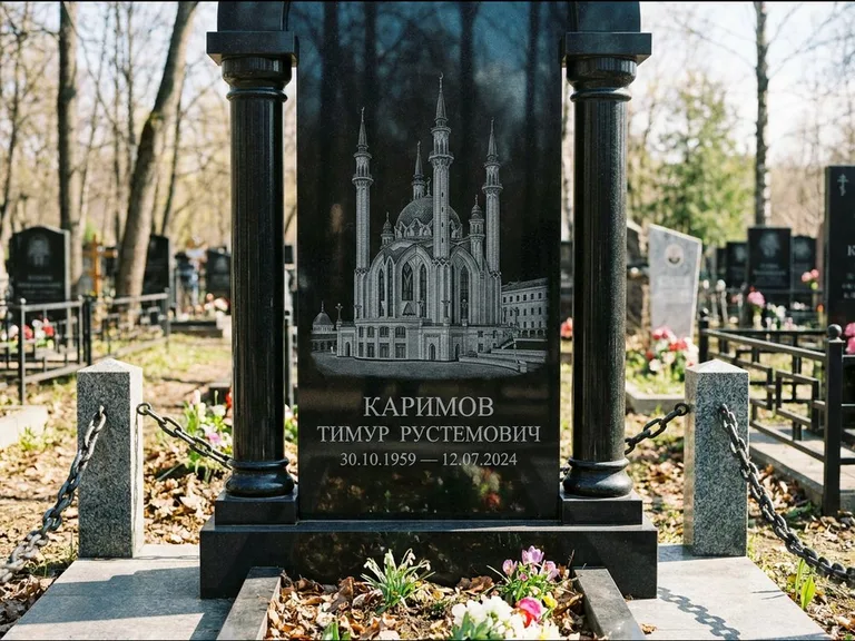 Мусульманский памятник с гравировкой мечети: стела с колоннами-минаретами по бокам — детализированная гравировка мечети Кул-Шариф, гранитные столбики с провисающей цепью, работа «Каримов» в Хабаровске