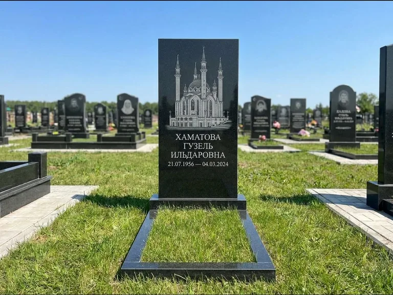 Мусульманский памятник с гравировкой мечети: небольшая скромная одиночная стела — золочёная гравировка мечети, аккуратный участок с газоном, работа «Нигматуллина» в Хабаровске