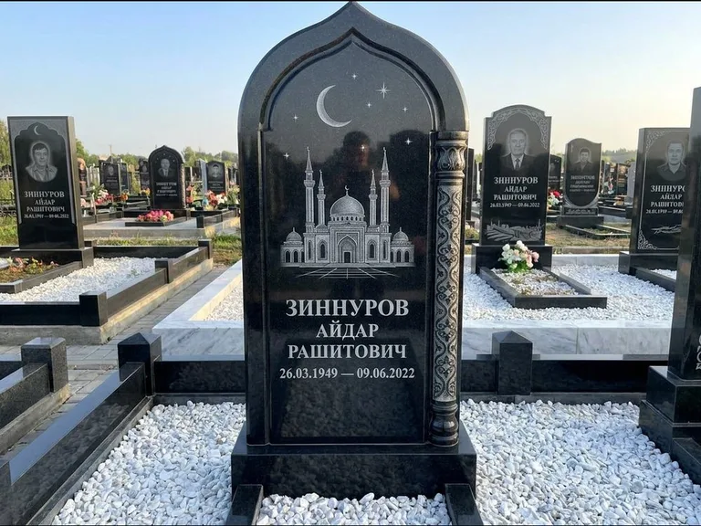 Мусульманский памятник с гравировкой мечети: стела с михраб-верхом и резной боковой колонной — детализированная гравировка мечети Кул-Шариф, белая мраморная крошка, работа «Ахметов» в Хабаровске